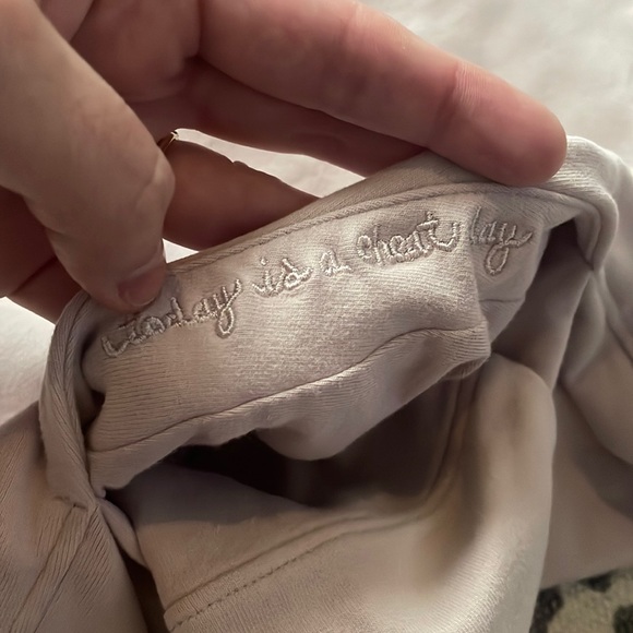 Wide-neck light lilac lululemon turtleneck - Picture 3 of 8